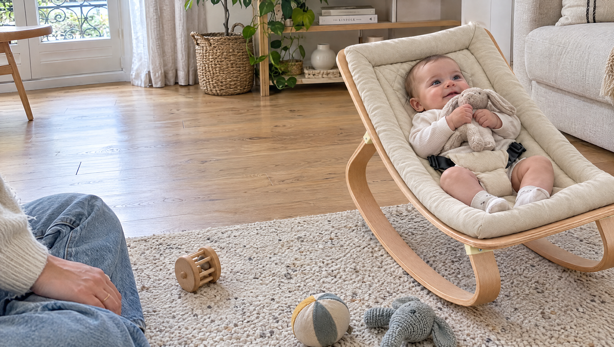Bébé dans un transat à bascule en bois