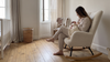 Maman et bébé dans un fauteuil d'allaitement