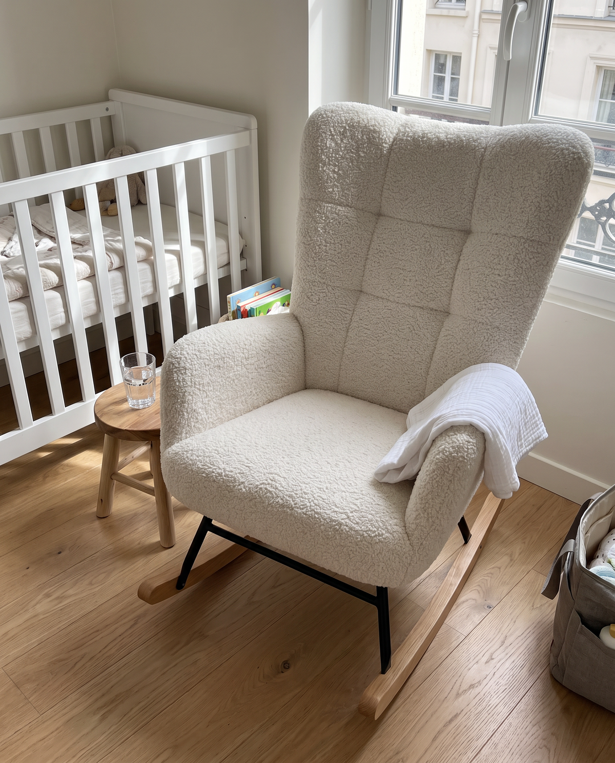 Fauteuil d'allaitement Neva dans une chambre de bébé