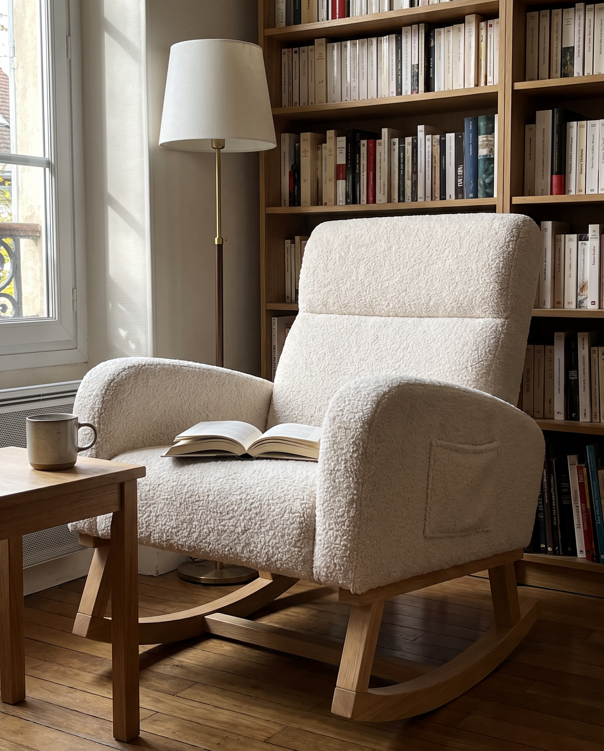 Fauteuil à bascule Numa dans un coin lecture