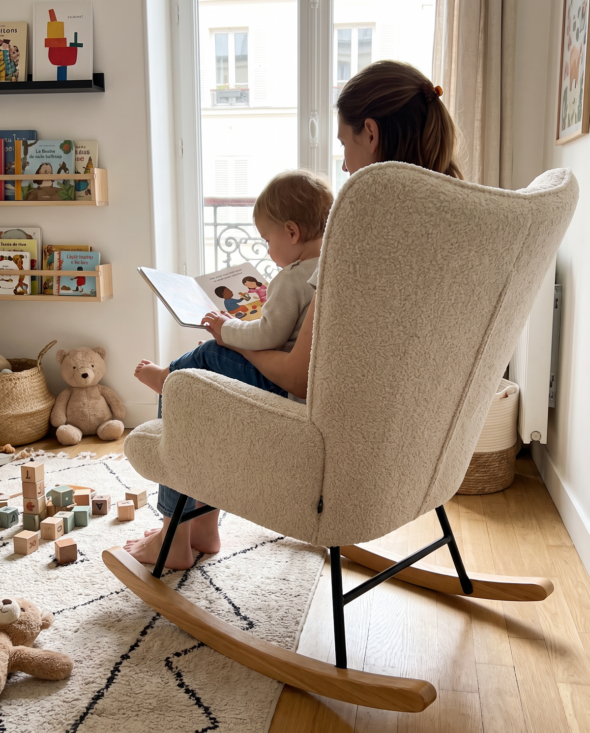 Lecture d'une histoire dans le fauteuil Plume Image
