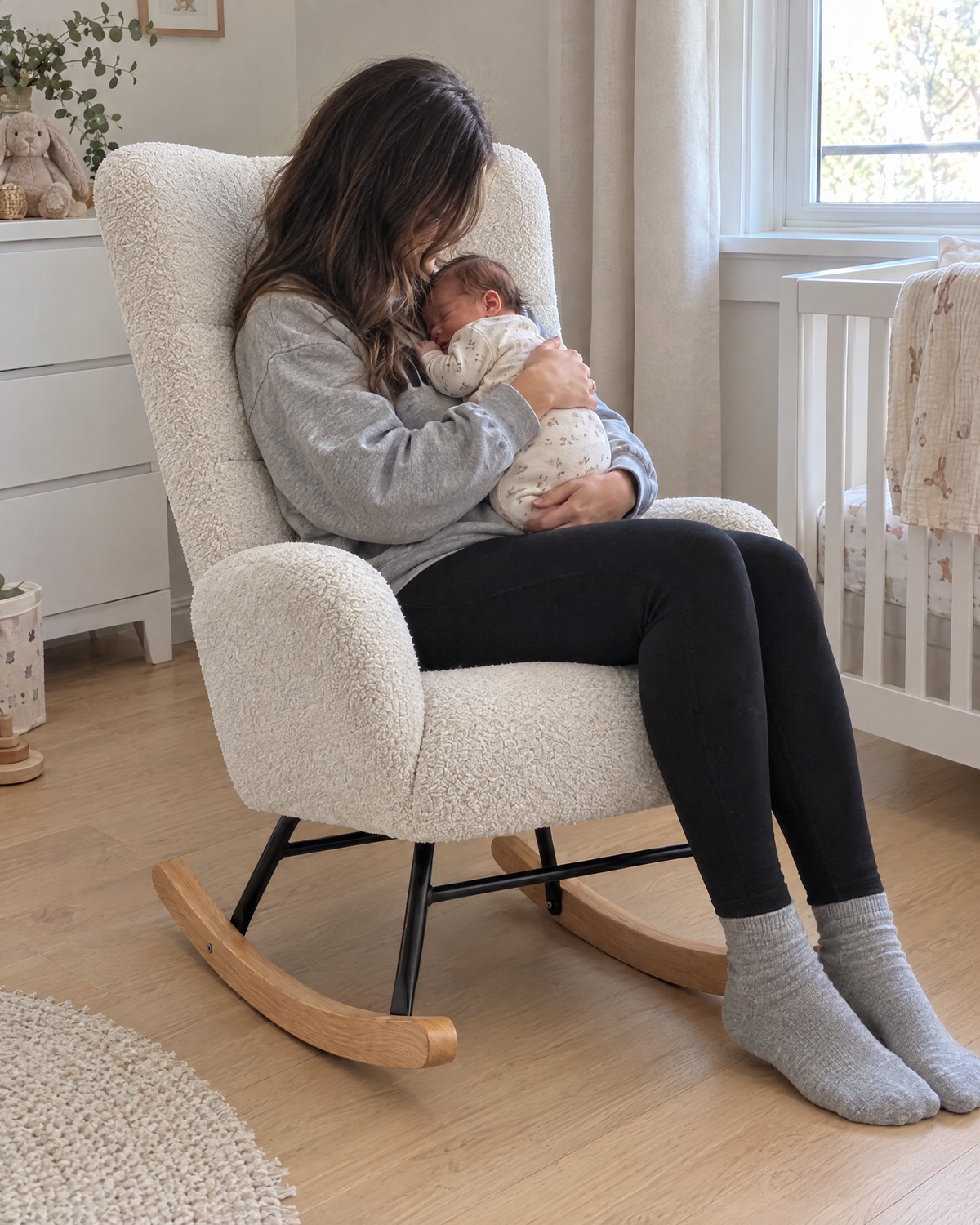 Maman et son nouveau-né dans le fauteuil d'allaitement Neva Image