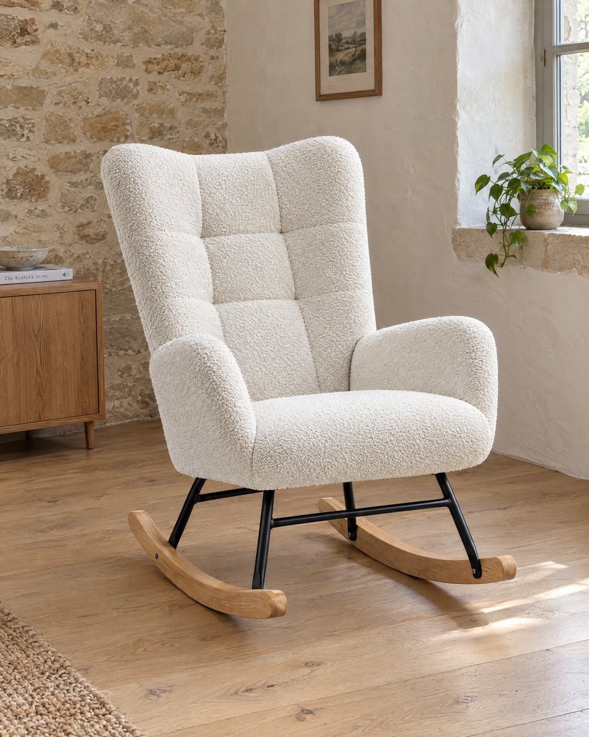 Fauteuil d'allaitement Neva en bouclette blanche dans un salon