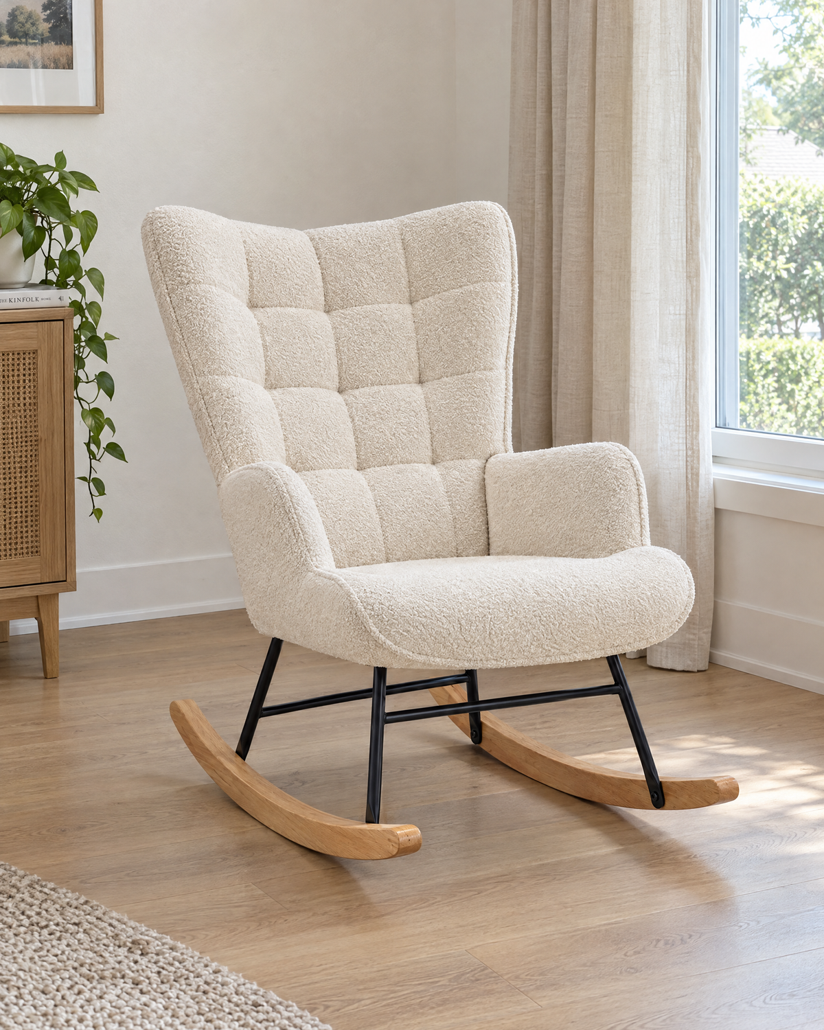 Fauteuil d'allaitement Plume en bouclette capitonnée dans un salon