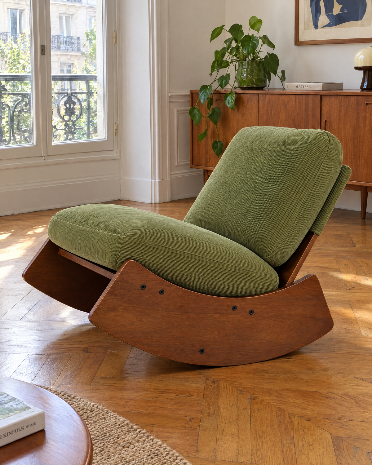 Fauteuil à bascule Olia en velours côtelé dans un salon