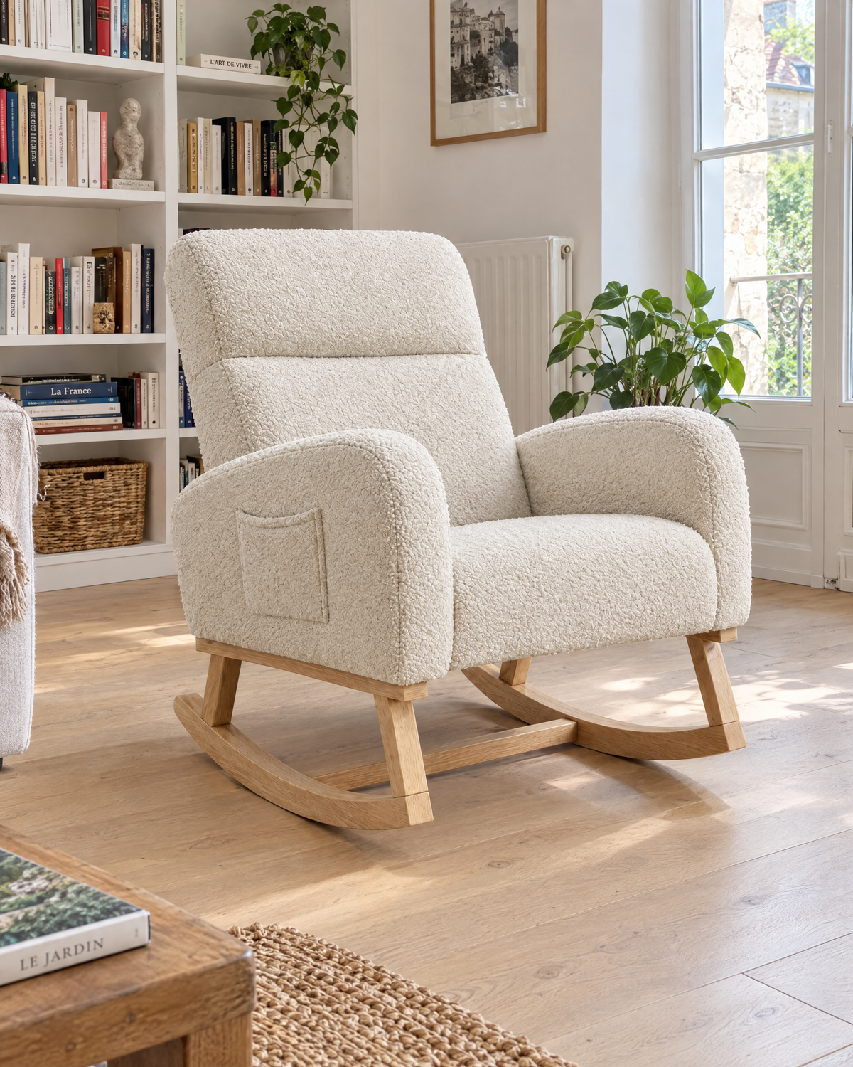 Fauteuil à bascule Numa en bouclette dans un salon